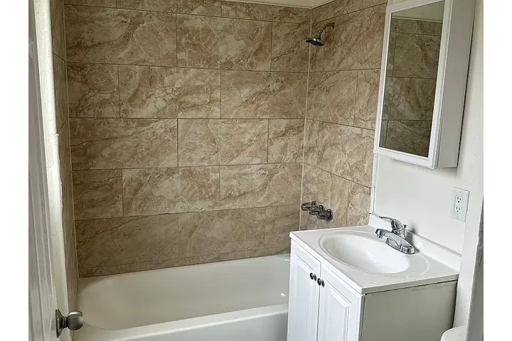 $1150 : Special 1bd 1ba @ Huntington image 2