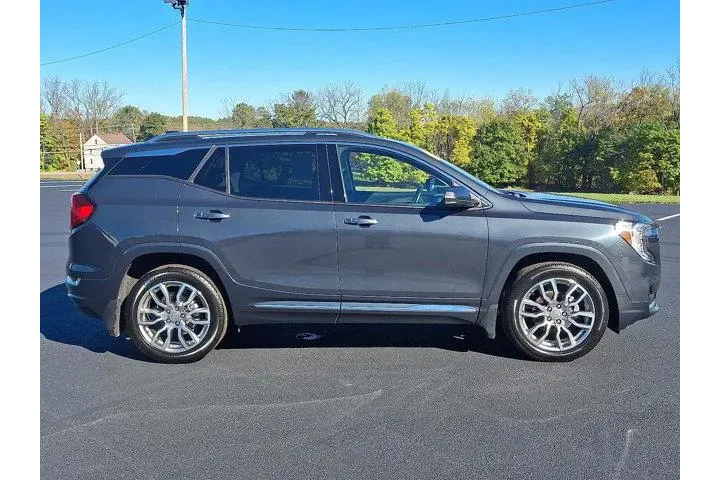 $24998 : GMC Terrain 2022 AWD Denali image 7