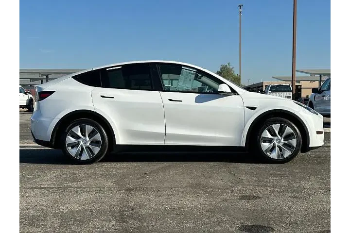 $33520 : Tesla Model Y 2023 AWD Long image 2