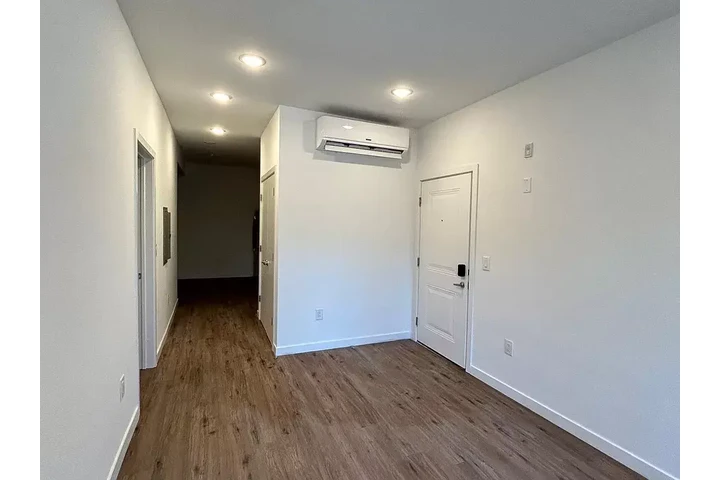$1500 : Studio disponible en jamaica image 2