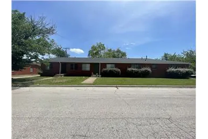 $750 : Rental property with 2 bedro image 1