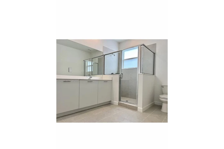 $1300 : Se renta habitaciones amplia image 4