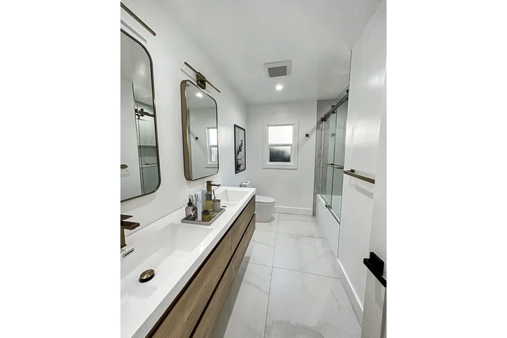 $1200 : charming  natural light home image 5