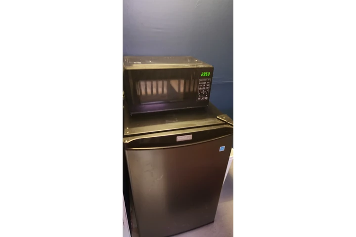 $700 : Cuarto de renta en Industry image 2