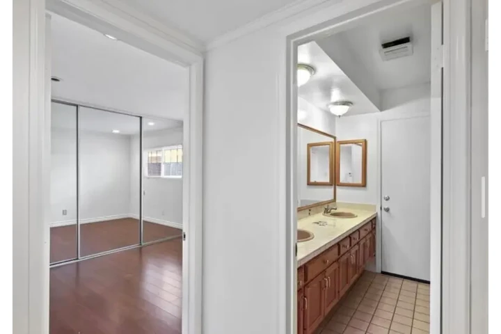 $2435 : 3 Bedroom House in Los Angeles image 6