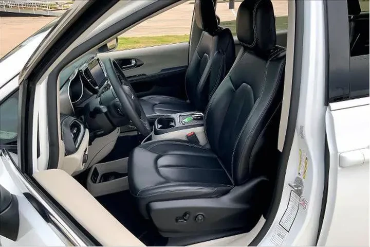 $25889 : Chrysler Pacifica Plug-In Hy image 8