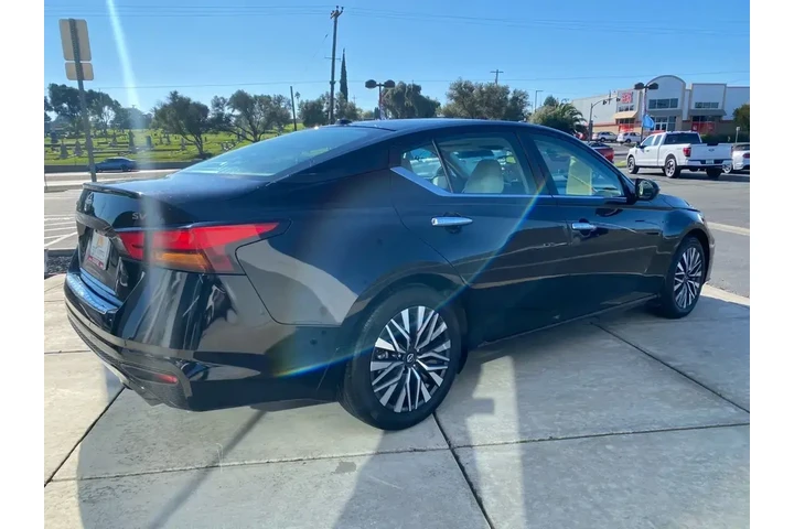 $19588 : Nissan Altima 2023 2.5 SV 4d image 9