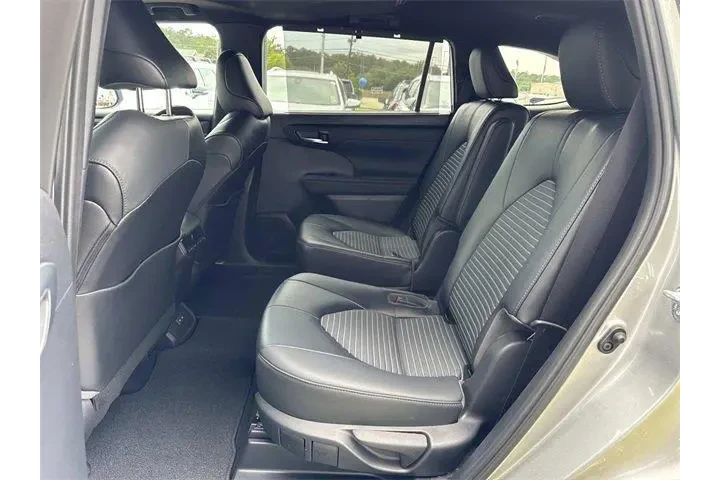 $37799 : Toyota Highlander 2022 AWD X image 7