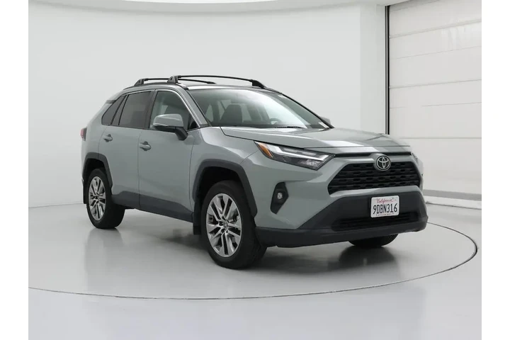 $28998 : Toyota RAV4 2022 AWD XLE Pre image 1
