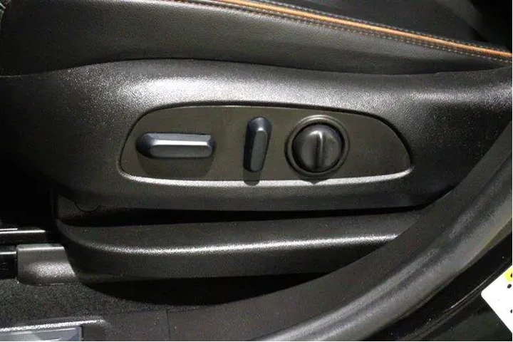 $30889 : GMC Acadia 2023 4x4 AT4 4dr image 4