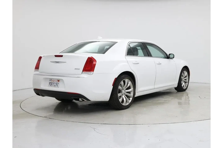 $17998 : Chrysler 300 2019 Touring 4d image 8