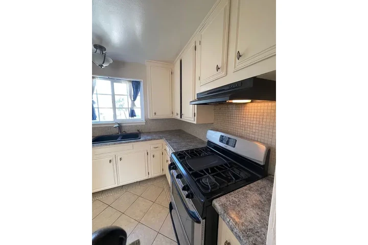 $1400 : Norwalk - Single Family Home image 7