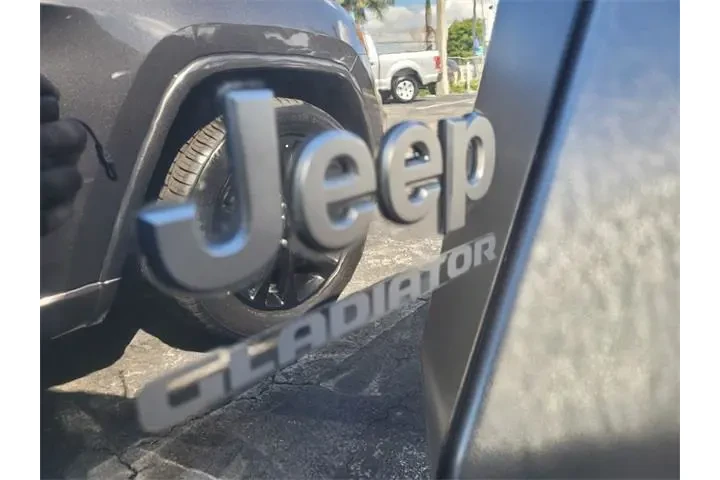$27990 : Jeep Gladiator 2020 4x4 Spor image 4