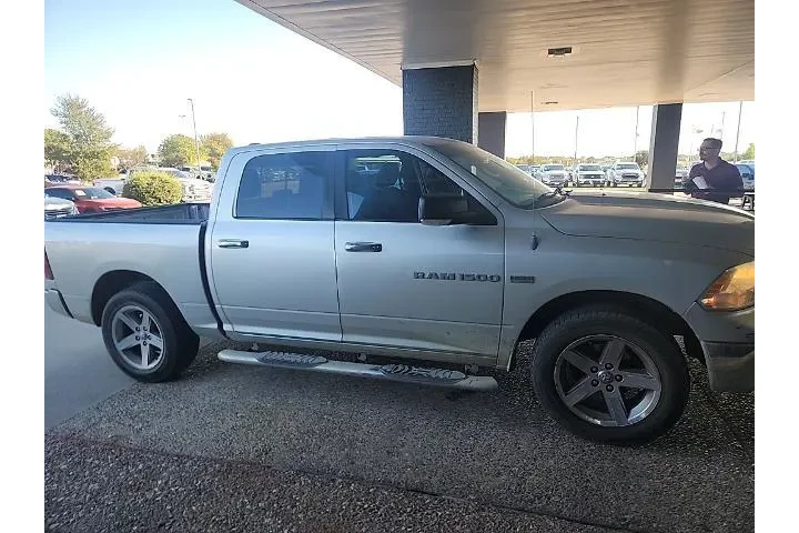 Ram 1500 2012 4x2 SLT 4dr Cr image 3