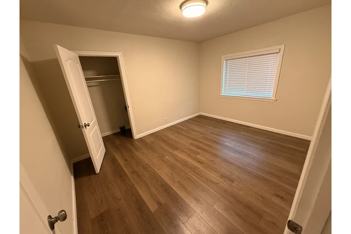 $1100 : Se renta cuarto image 1