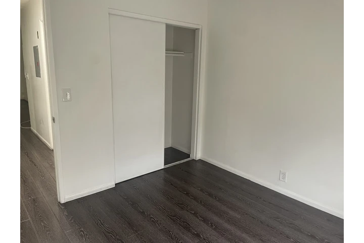 $2450 : Super Grande  132 E Adams Blvd image 8