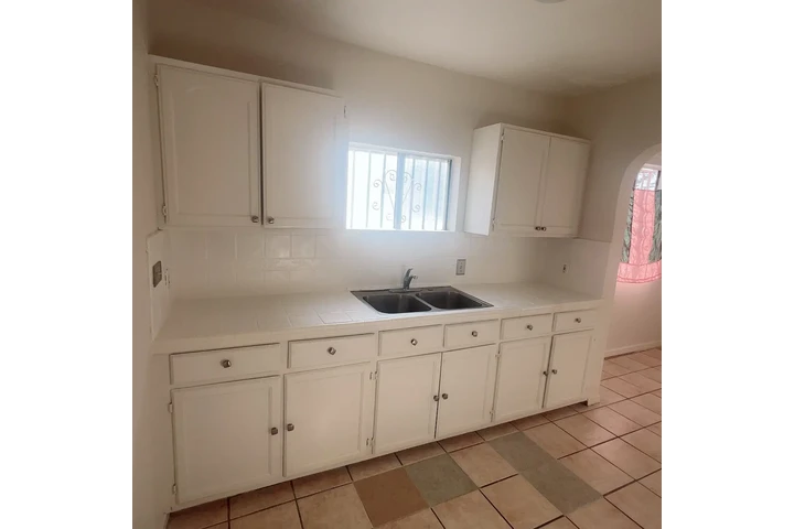 $2495 : Casa con utilidades incluidas! image 4