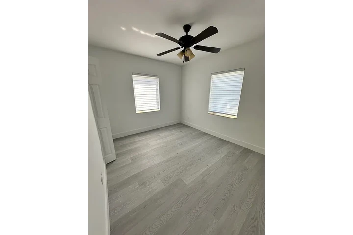 $700 : Beautiful Home...Miami, FL image 3