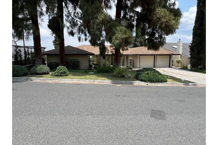 $1600 : Spacious 3-bedroom home with s image 2