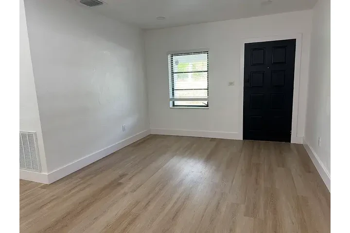 $900 : Casa remodelada.Tiene 2 ! image 2