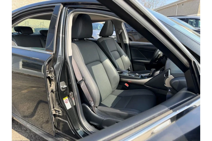 $25485 : Lexus IS 300 2018 AWD 4dr Se image 10