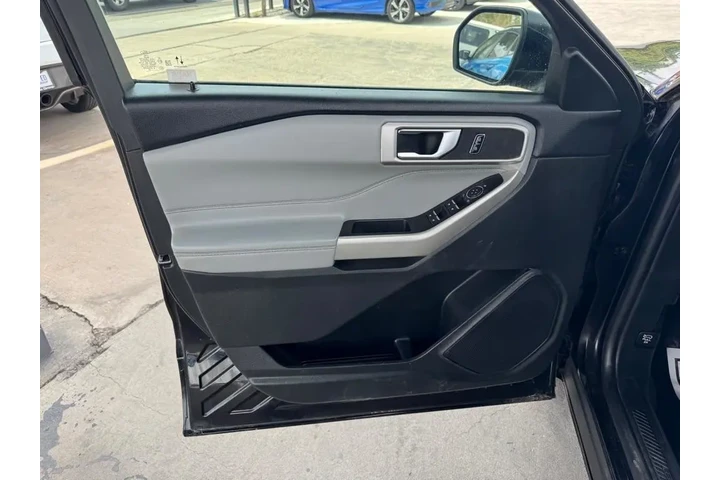 2022 Explorer XLT AWD image 10
