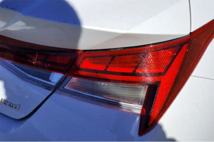 $22027 : Hyundai ELANTRA 2024 Limited image 5