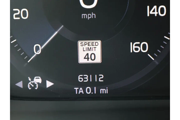 $25995 : Volvo XC40 R-Design image 1