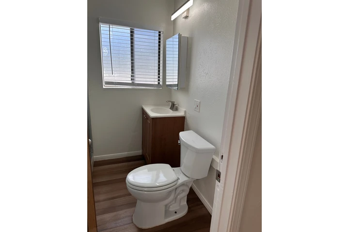 $1550 : Studio 1151 E Appleton St. image 6