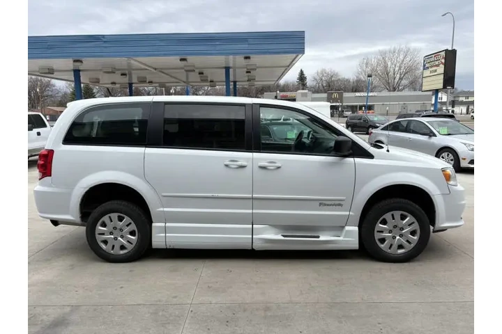 $16990 : 2017 Grand Caravan SE image 6