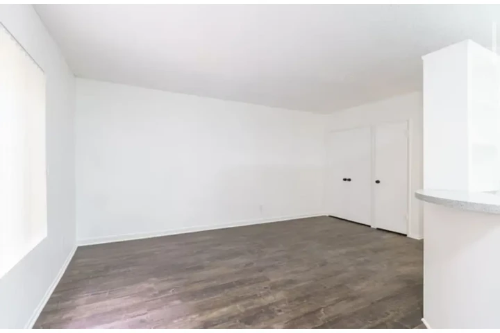 $1850 : 2 bedroom apartment in LA image 4