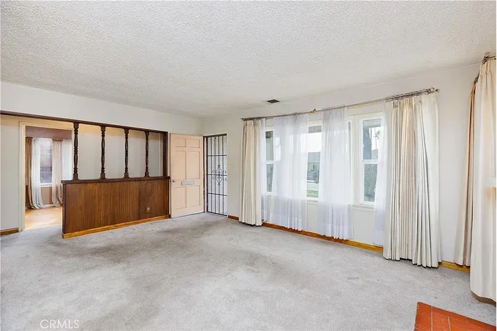 $1400 : 3 Bedrooms - Renta image 2