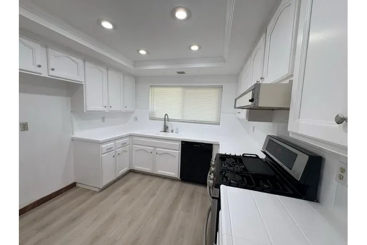 $2400 : 3bed available in Los Angeles image 4