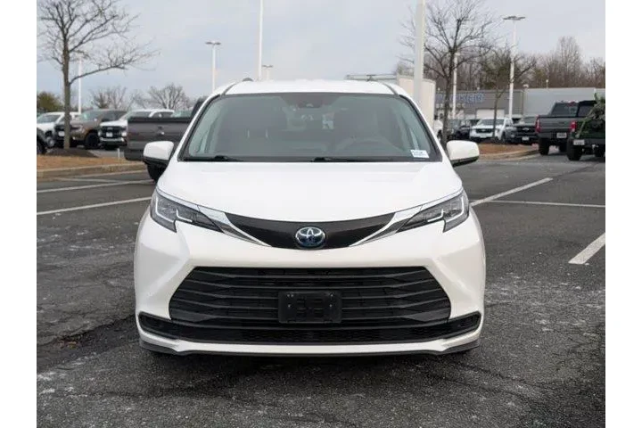 $26980 : Toyota Sienna 2021 LE 8-Pass image 8