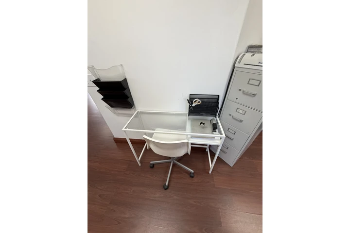 $60 : Escritorios y silla image 3