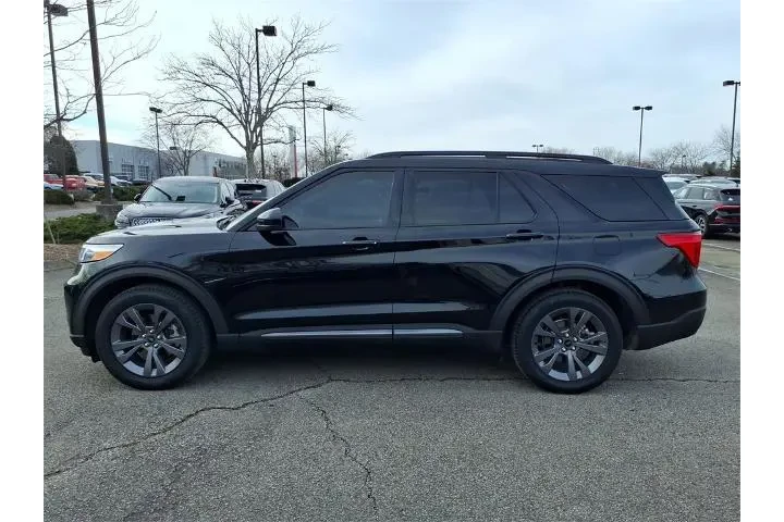 $30738 : Ford Explorer 2023 XLT 4dr S image 2