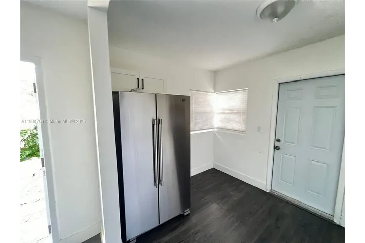 $2000 : 2 bed 1 bath available image 8