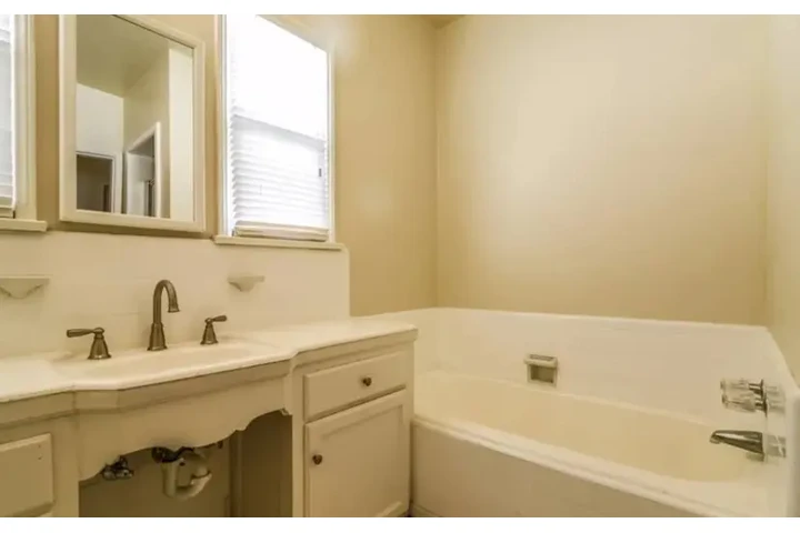 $2365 : 3 bedroom home in Los Angeles image 8
