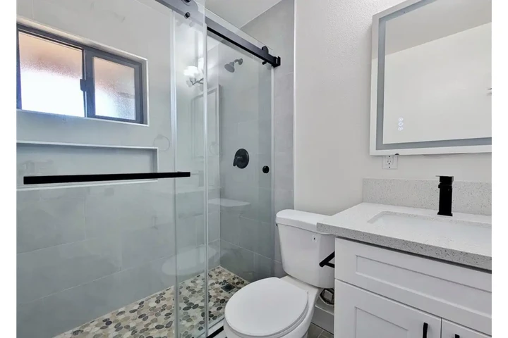 $2460 : 3 Bedroom Home in West Adams image 10