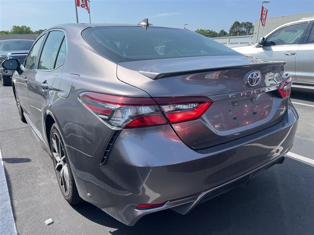 $23390 : PRE-OWNED 2022 TOYOTA CAMRY SE image 8