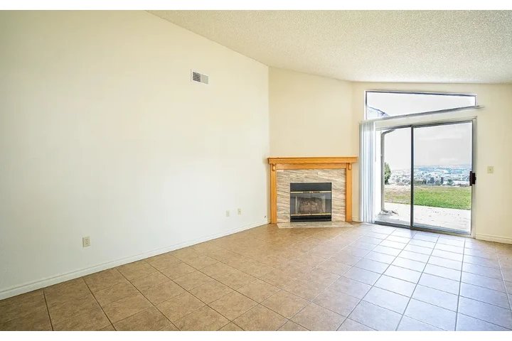 $2500 : 3 bedroom apartment image 4