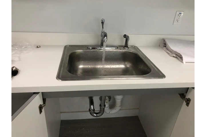 Plomero a su servicio feliz image 3