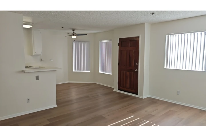 $1 : Rento cuarto y baño (Glendale) image 3