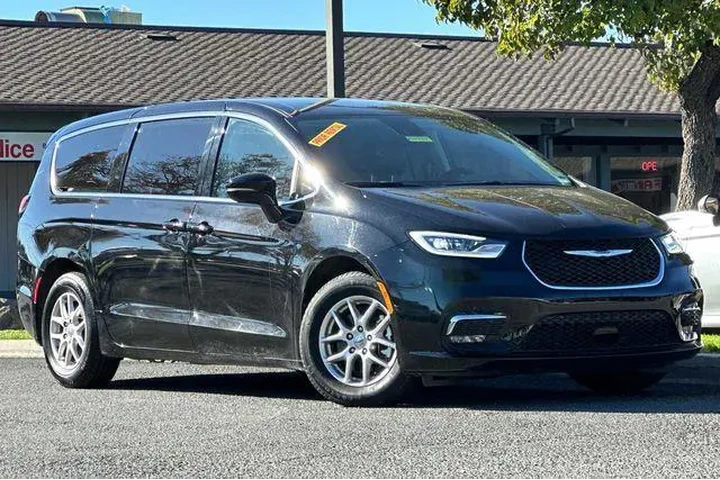 $27250 : Chrysler Pacifica 2024 Touri image 2