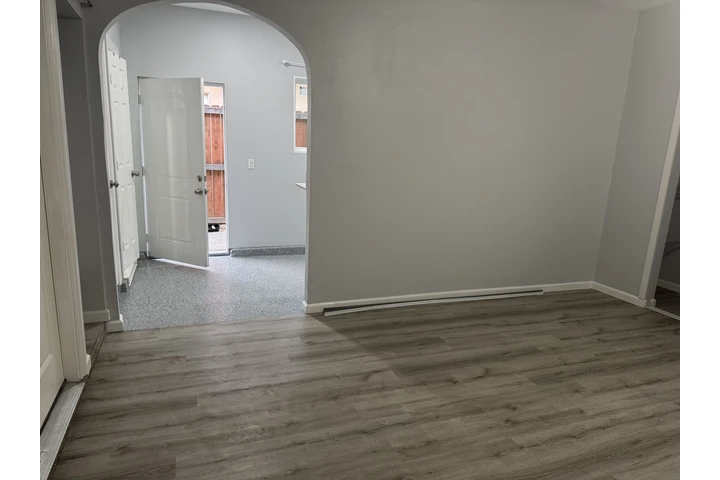 $1600 : Studio image 3