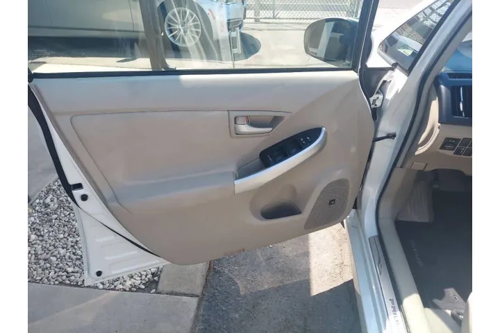 $10995 : 2011 Prius Three image 10