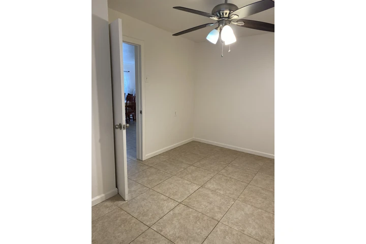 $750 : Se renta recámara en Fontana image 2