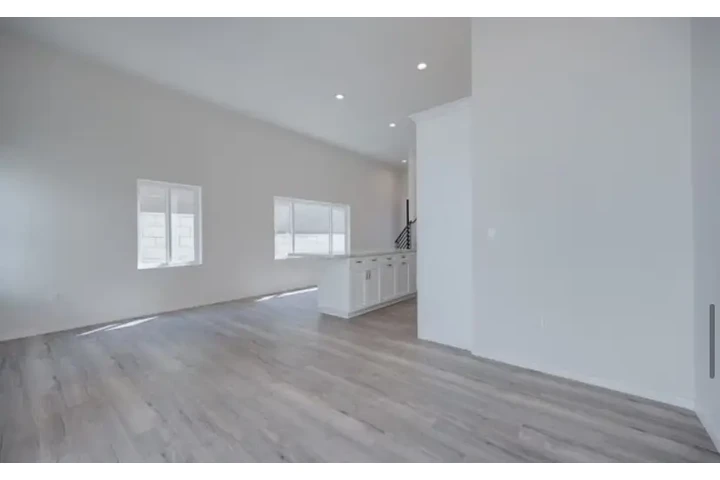 $4950 : 2611 Hyperion Ave, Los Angeles image 4