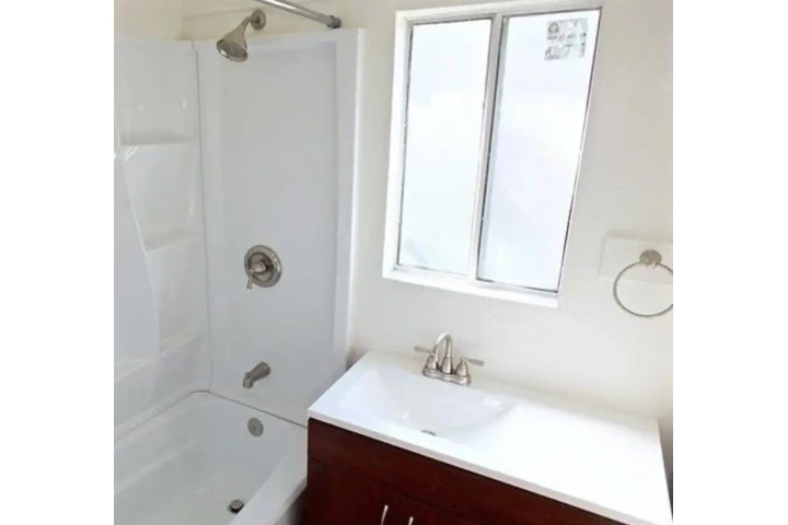 $1800 : Cuarto con entrada Privada image 2
