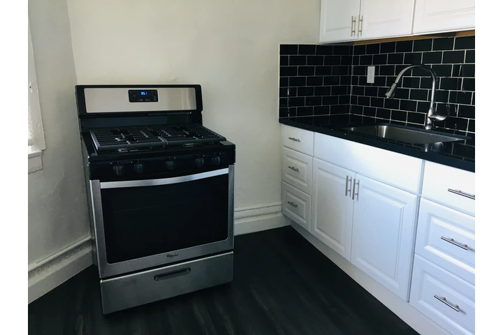 $1395 : SINGLE  FULLY RENOVATED APT image 6